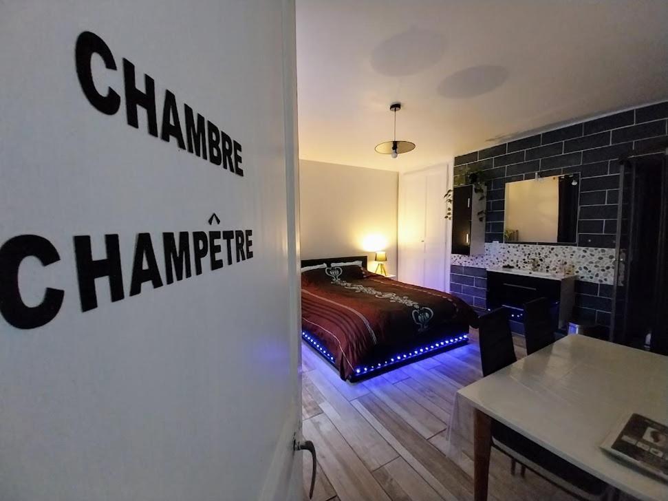 Hotel Au Pays D'Angeline La Pacaudière Habitación foto